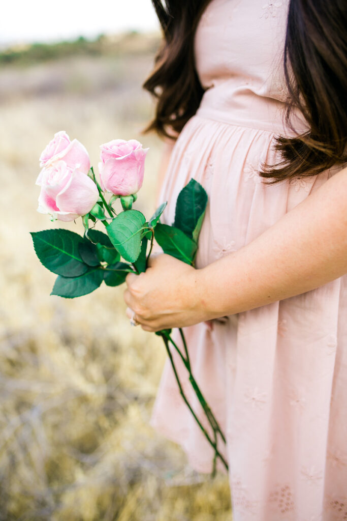 pregnancy picture with pink roses